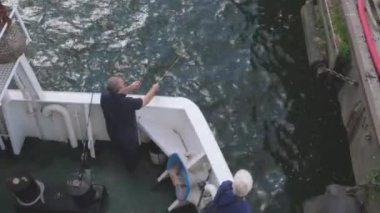 Nakliye gemisinin ikinci kaptanı ve eşekçisi.