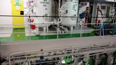 Kamera tanker ana motorunu ve hava başlatma sistemini gösteriyor