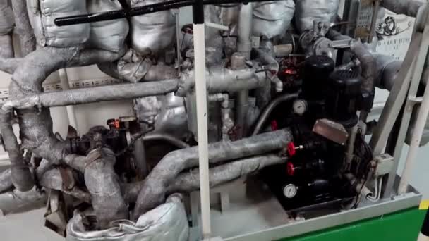 Isolierte Rohre des Rohrleitungssystems im Maschinenraum eines Tankwagens — Stockvideo