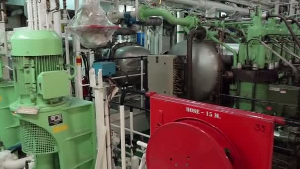 Unità di propulsione e compressori lavorano nella sala macchine cisterna — Video Stock