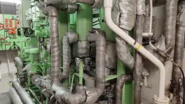 Makine dairesi yakınındaki çeşitli boru hatları