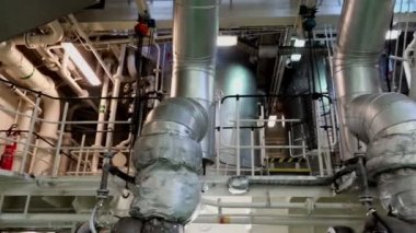 büyük egzoz manifoltları makine kompartımanında uzanır