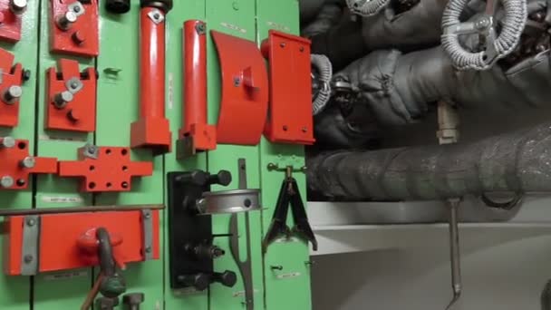 Herramientas de ingeniería mecánica cuelgan de la pared del petrolero vista cercana — Vídeos de Stock