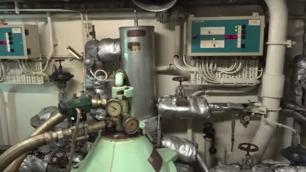 Камера показывает сепаратор и трубопроводы в машинном отделении — стоковое видео