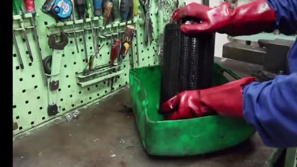 Mechanical engineer works with lubricating oil filter close — Stock Video