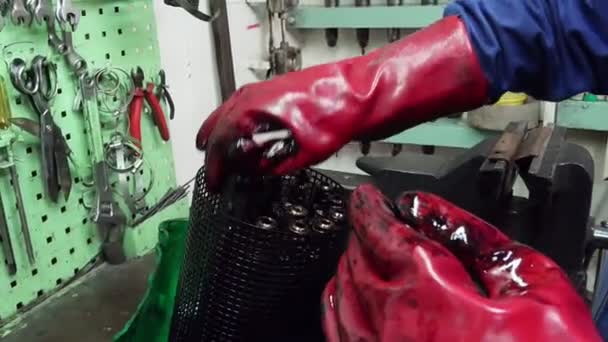 Mechanik wyjmuje części z filtra oleju widok z bliskiej strony — Wideo stockowe