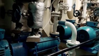 Boru hatları ve filtreler tankerle makine dairesi boyunca uzanıyor