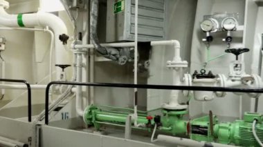Kapalı hatlar ve pompalar tanker makine dairesi boyunca uzanıyor