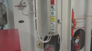 Tanker makine odasında acil durum düğmeleri ve alarm sistemi
