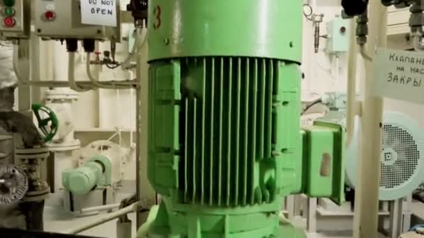 Camera toont groene compressor en pomp in machinekamer — Stockvideo