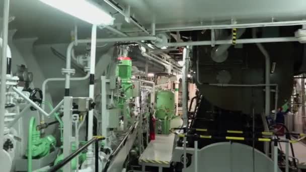 Tankbemanning in uniform werkt in machinekamer ver zicht — Stockvideo