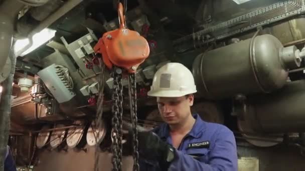 Zweiter Ingenieur arbeitet mit Kettengerät im Tanker — Stockvideo