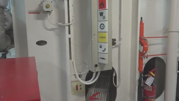 Noodknoppen en alarmsysteem in de machinekamer van de tanker — Stockvideo