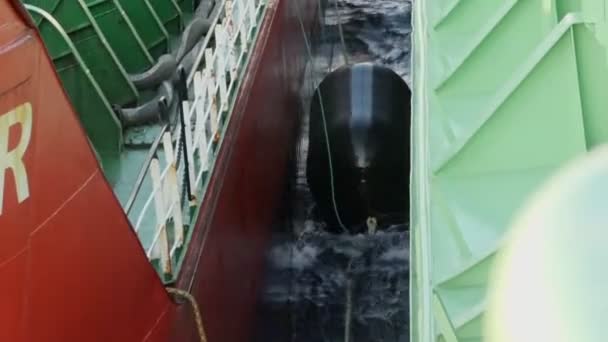 Opblaasbare beschermende boei drijft op golven tussen tankers — Stockvideo