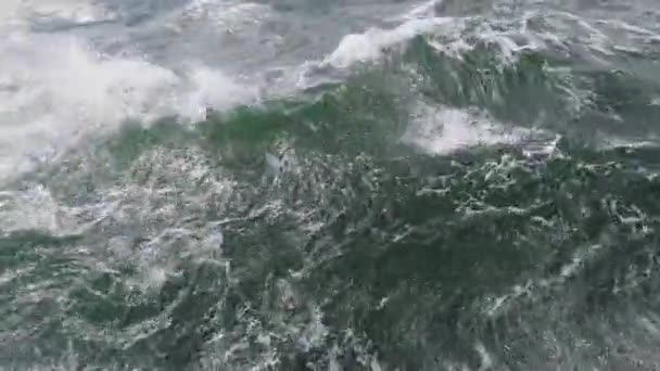 Onde tempestose schiumose schizzano sul lato della nave a vela vista da vicino — Video Stock