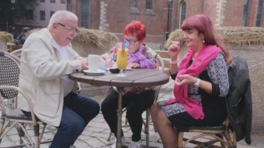 Cafe 'deki masada erkek için doldurulmuş mutlu son sınıf şovları