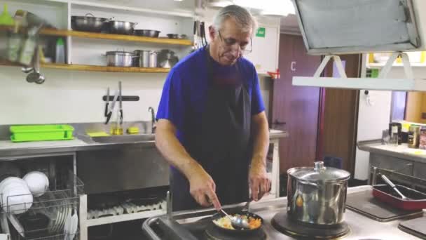 Buque cocinero prepara cena en batidor eléctrico en petrolero — Vídeo de stock
