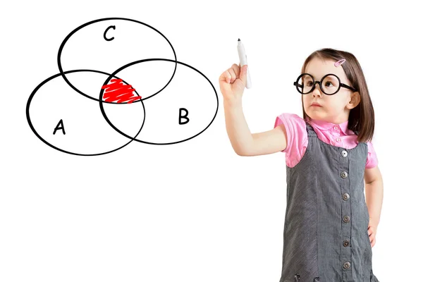 Söt liten flicka klädd i Business Dress och ritning genomskuren cirkeldiagram på Whiteboard. Vit bakgrund. — Stockfoto