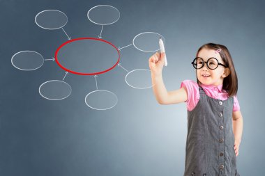 Sevimli küçük kız iş elbisesi giyen ve merkezileştirme diyagramı yazma. Mavi arka plan.