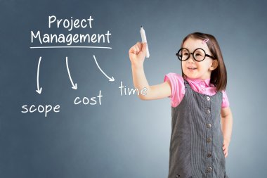 Sevimli küçük kız iş elbisesi giyen ve proje yönetimi kavramı yazma. Mavi arka plan.
