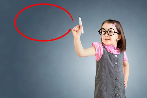 Petite fille mignonne portant une robe d'affaires et écrivant sur un panneau de verre ou travaillant avec un écran virtuel 3. Fond bleu . — Photo