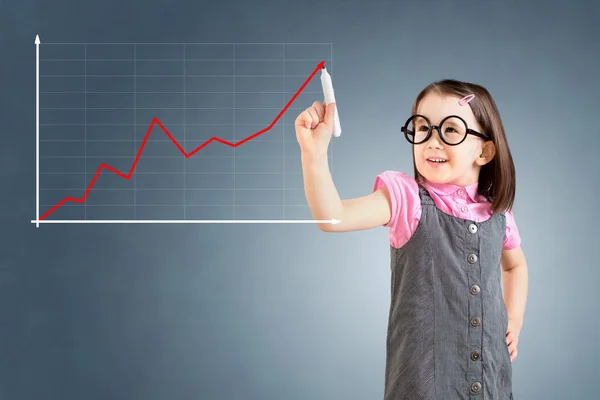 Linda niña con vestido de negocios y escritura en tablero de cristal o trabajando con pantalla virtual 1. Fondo azul . —  Fotos de Stock