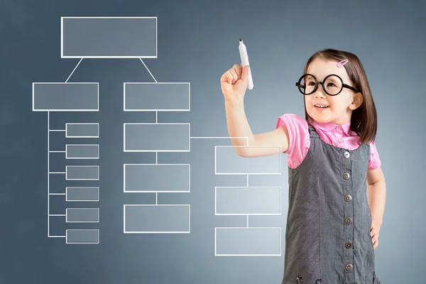 Schattig klein meisje dragen Business jurk en schrijven processtroom diagram diagram op het scherm. Blauwe achtergrond. — Stockfoto