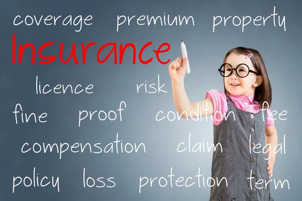 Nettes kleines Mädchen im Businesskleid und schreibt Versicherungskonzept. blauer Hintergrund. — Stockfoto