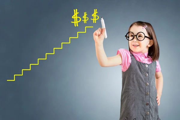 Linda niña con vestido de negocios y escribir escalera. Fondo azul . —  Fotos de Stock