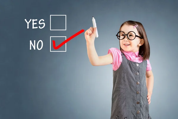 Menina bonito vestindo vestido de negócios e desenho NÃO em um quadro branco. Fundo azul . — Fotografia de Stock