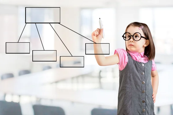 Roztomilá holčička na šatech a kreslením vývojového diagramu 1. Pozadí sady Office. — Stock fotografie