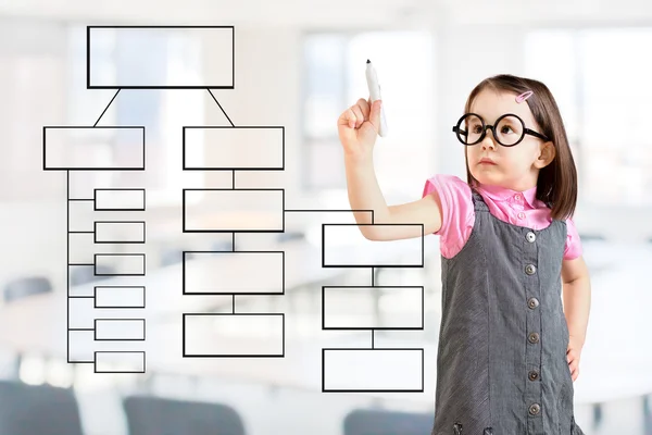 Schattig klein meisje dragen Business jurk en schrijven processtroom diagram diagram op het scherm. Office-achtergrond. — Stockfoto