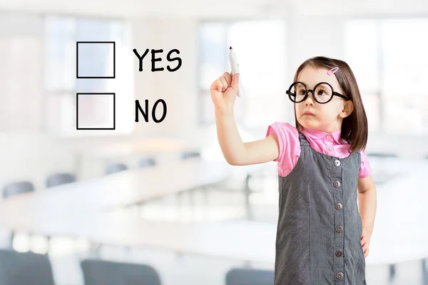 Linda niña con vestido de negocios y dibujo en una pizarra blanca (SÍ o NO). Antecedentes . — Foto de Stock