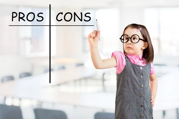 Söt liten flicka klädd företag klänning och skriva för- och nackdelar jämförelse koncept. Office bakgrund. — Stockfoto