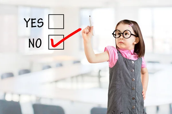 Menina bonito vestindo vestido de negócios e desenho NÃO em um quadro branco. Contexto do escritório . — Fotografia de Stock