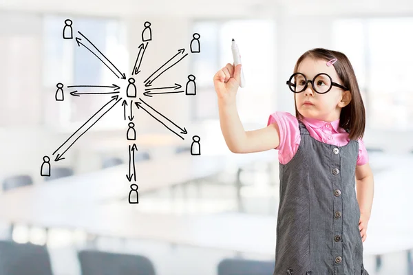 Schattig klein meisje dragen Business jurk en tekening sociale netwerkstructuur. Office-achtergrond. — Stockfoto
