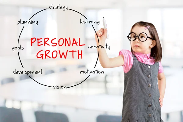 Linda niña con vestido de negocios y dibujo diagrama de estructura circular de concepto de crecimiento personal. Antecedentes . —  Fotos de Stock