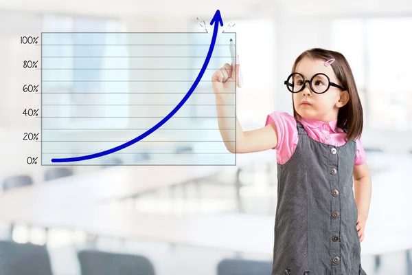 Söt liten flicka klädd i Business Dress och ritning över mål prestation graf. Office-bakgrund. — Stockfoto