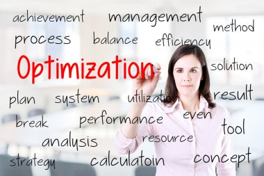 En iyi duruma getirme kavramı yazma genç iş kadını.