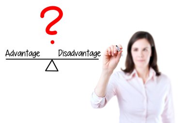 Avantaj ve dezavantaj Karşılaştır denge çubuğu üzerinde yazma genç iş kadını.