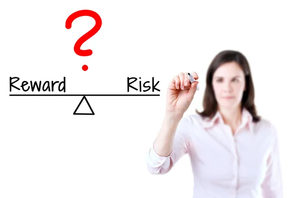 Jonge zakenvrouw schrijven vraag met risico vergelijk te belonen op evenwicht balk. — Stockfoto