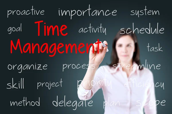 Junge Geschäftsfrau schreibt Zeitmanagement-Konzept. — Stockfoto