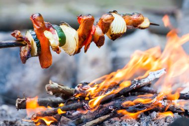 Kamp ateşi üzerinde yemek el yapımı.
