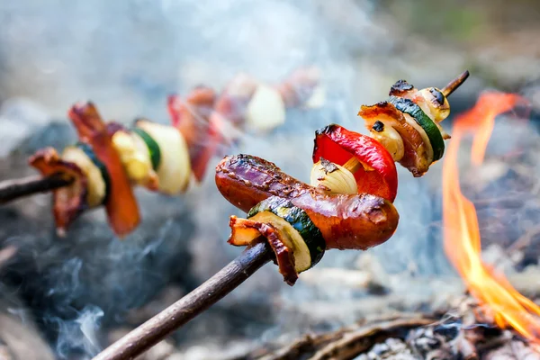 Handgjorda matlagning över eld. — Stockfoto