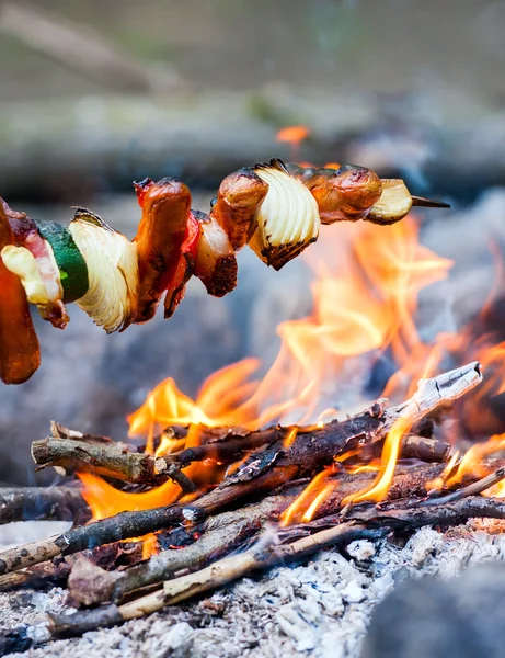 Cuisine faite à la main sur feu de camp . — Photo