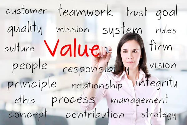 Geschäftsfrau schreibt Wertekonzept. Hintergrund Büro. — Stockfoto