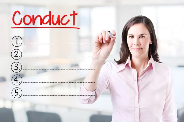 ビジネスの女性は、空白の行動リストを記述します。事務所の背景. — ストック写真