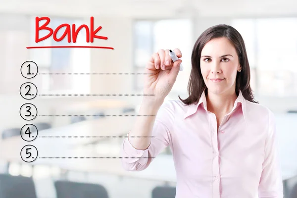 Geschäftsfrau schreibt leere Bankliste. Hintergrund Büro. — Stockfoto