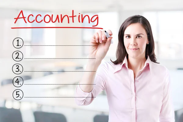 Mulher de negócios escrevendo lista de contabilidade em branco. Contexto do escritório . — Fotografia de Stock