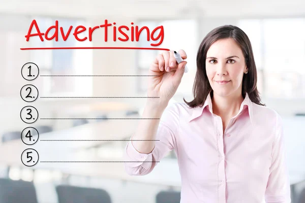 Podnikání žena psaní prázdný seznam reklamy. Kancelář pozadí. — Stock fotografie